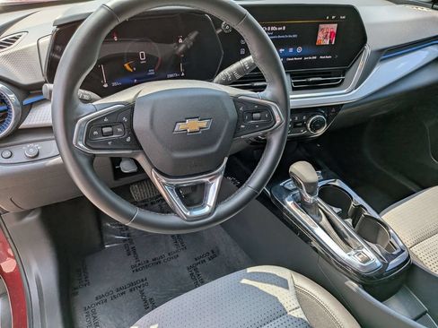 Used 2025 Chevrolet Trax LT w/ LT Convenience Package FWD image 14