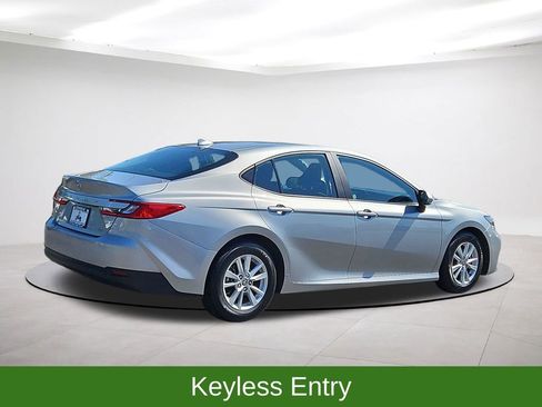 Used 2025 Toyota Camry SE FWD image 7