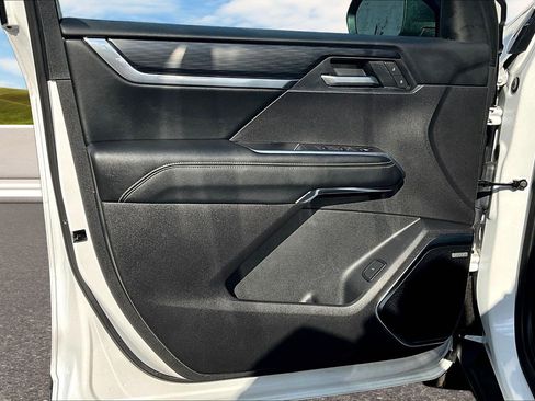 Used 2025 GMC Acadia Elevation w/ Elevation Premium Package image 12