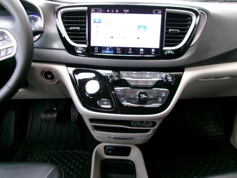 Used 2024 Chrysler Pacifica Touring-L FWD image 15