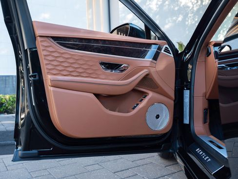 Used 2025 Bentley Flying Spur Plug-In Hybrid AWD/4WD image 15