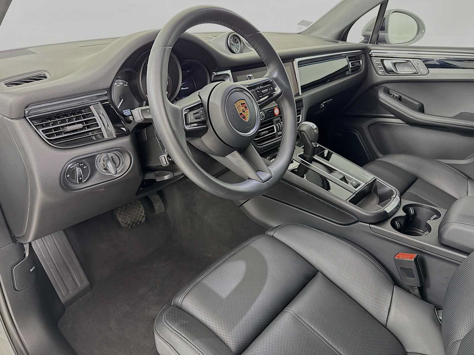 Certified 2026 Porsche Macan AWD/4WD image 4