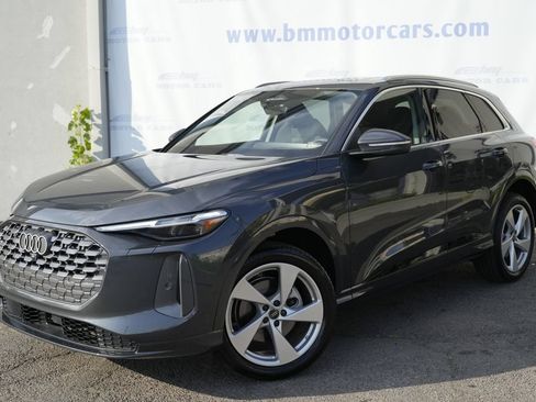 Used 2025 Audi Q5 Premium Plus w/ Premium Plus AWD/4WD image 2