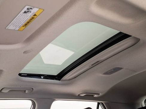 Used 2025 Hyundai Venue SEL FWD image 9