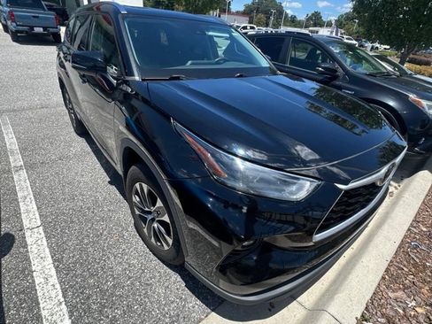 Used 2021 Toyota Highlander XLE AWD/4WD image 4