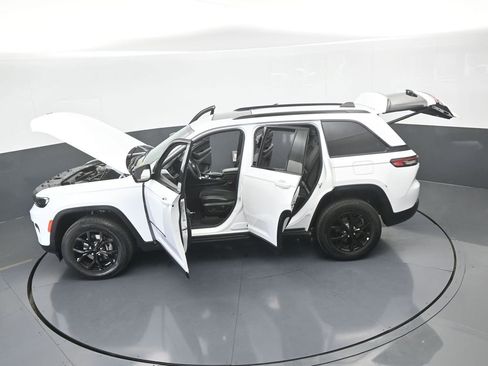 Used 2024 Jeep Grand Cherokee Altitude image 71