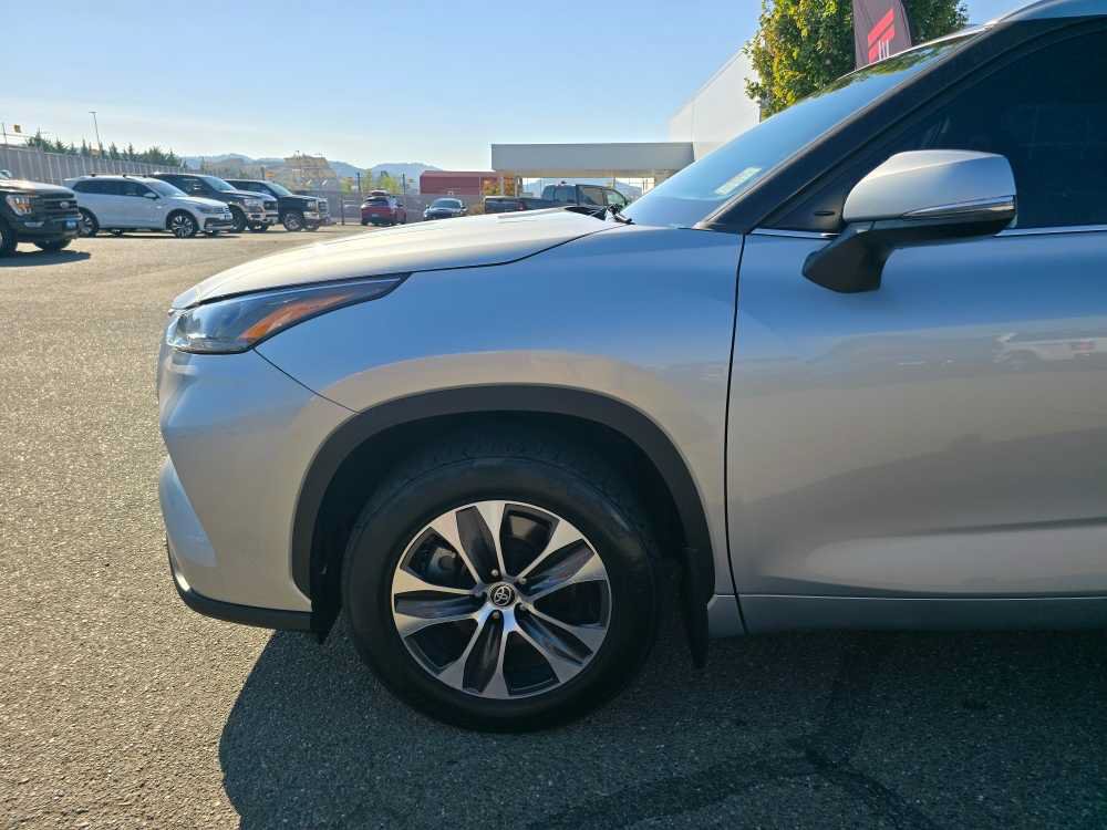 Used 2022 Toyota Highlander XLE AWD/4WD image 19
