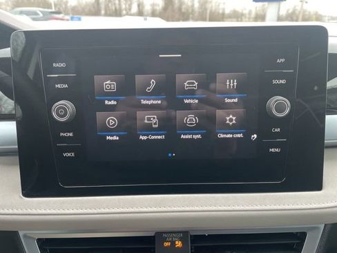 Certified 2025 Volkswagen Taos SE w/ Panoramic Sunroof Package image 17