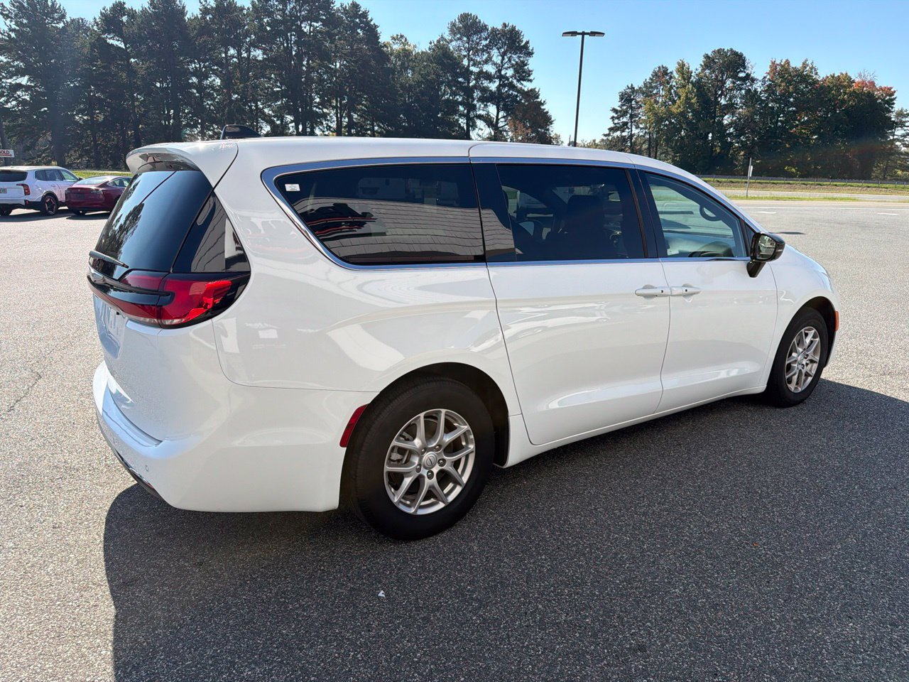 Used 2025 Chrysler Pacifica Select FWD image 10