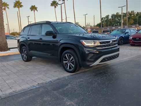 Certified 2022 Volkswagen Atlas SE image 2
