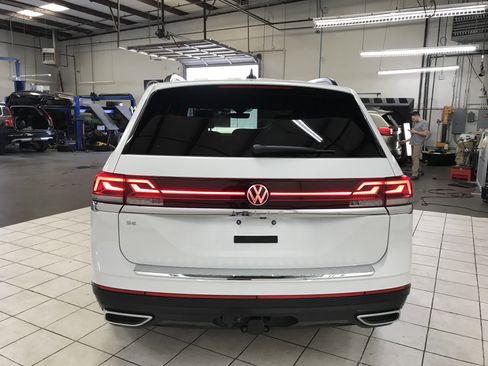 Used 2024 Volkswagen Atlas Cross Sport SE image 19