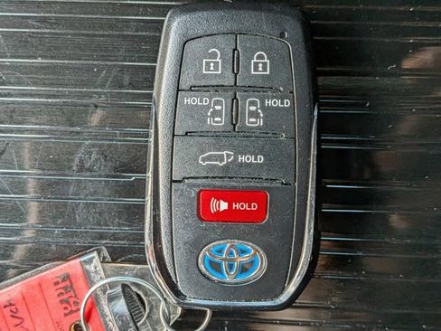 Used 2025 Toyota Sienna XSE FWD image 29