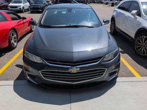 Used 2017 Chevrolet Malibu LT w/ Leather Package FWD image 2