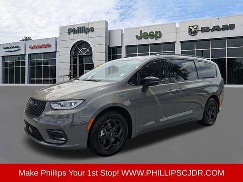Used 2025 Chrysler Pacifica Premium FWD image 7
