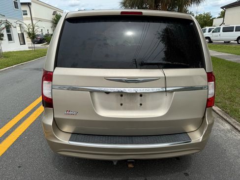 Used 2013 Chrysler Town & Country Touring FWD image 6