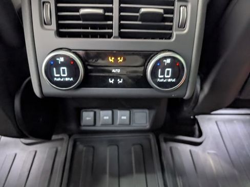 Used 2024 Land Rover Discovery Dynamic SE AWD/4WD image 12