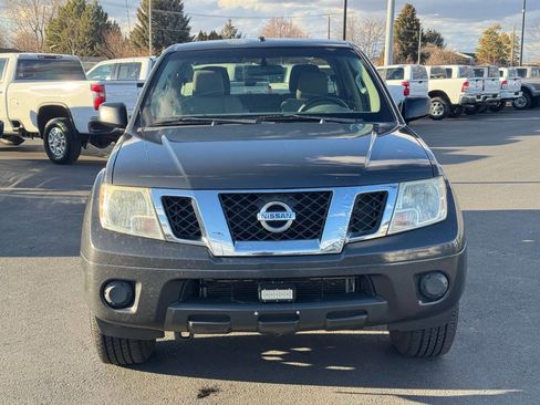 Used 2015 Nissan Frontier SV image 2