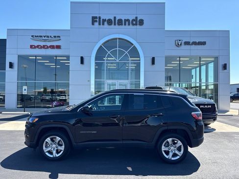 Used 2023 Jeep Compass Latitude w/ Convenience Group AWD/4WD image 2