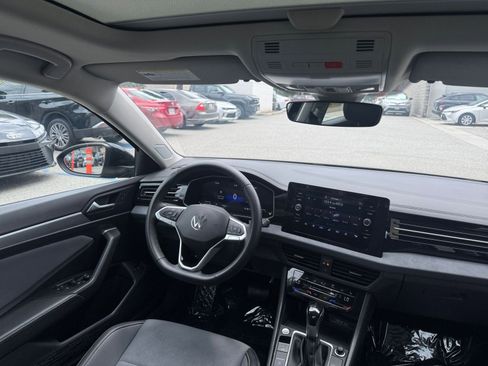 Used 2025 Volkswagen Jetta SE FWD image 35