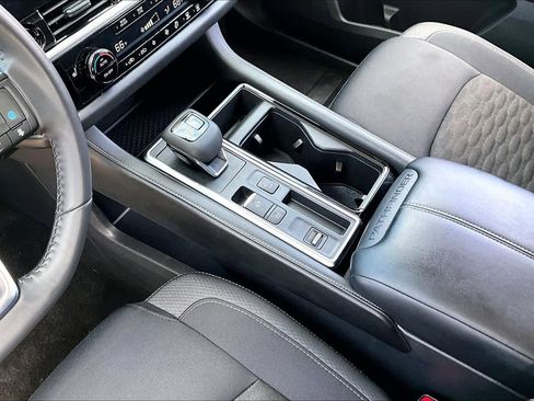 Used 2025 Nissan Pathfinder SV image 16