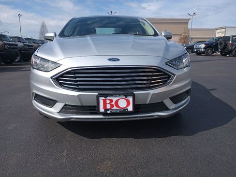 Used 2017 Ford Fusion SE image 2