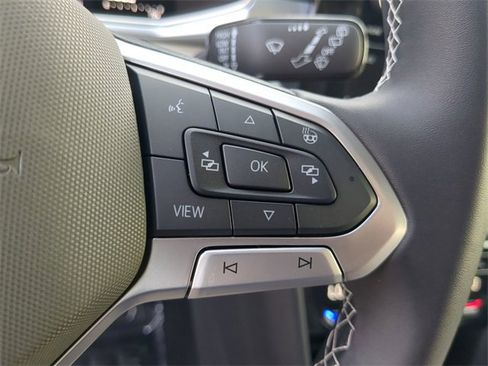 New 2025 Volkswagen Taos SE image 28