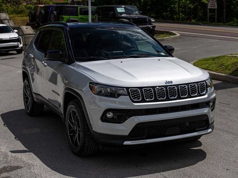 Used 2025 Jeep Compass Limited AWD/4WD image 3