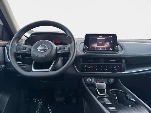 Used 2022 Nissan Rogue S FWD image 11