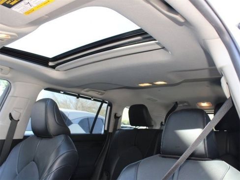 Used 2022 Toyota Highlander Limited image 32