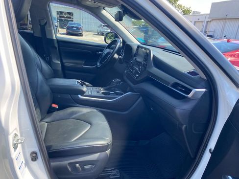 Used 2021 Toyota Highlander XLE AWD/4WD image 16