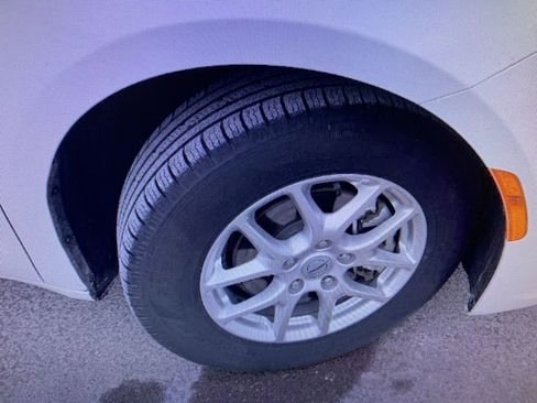 Used 2024 Chrysler Pacifica Touring-L image 14