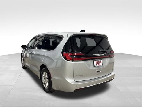 Used 2024 Chrysler Pacifica Touring-L image 3