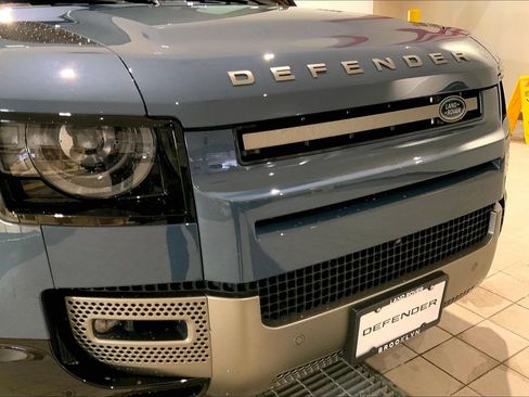 Used 2025 Land Rover Defender 110 X-Dynamic SE image 6