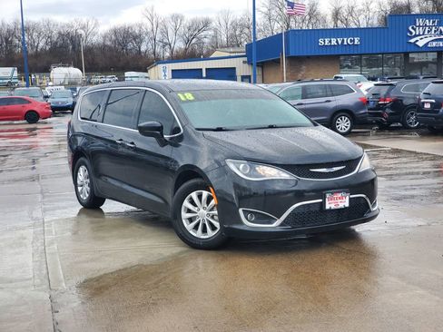 Used 2018 Chrysler Pacifica Touring Plus image 1