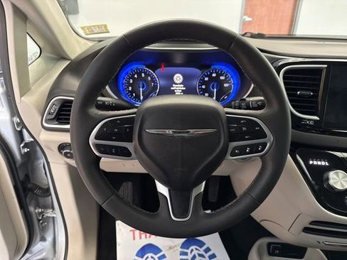 Used 2024 Chrysler Pacifica Touring-L image 28