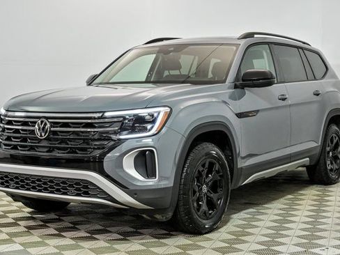 Certified 2025 Volkswagen Atlas Peak Edition SE image 4