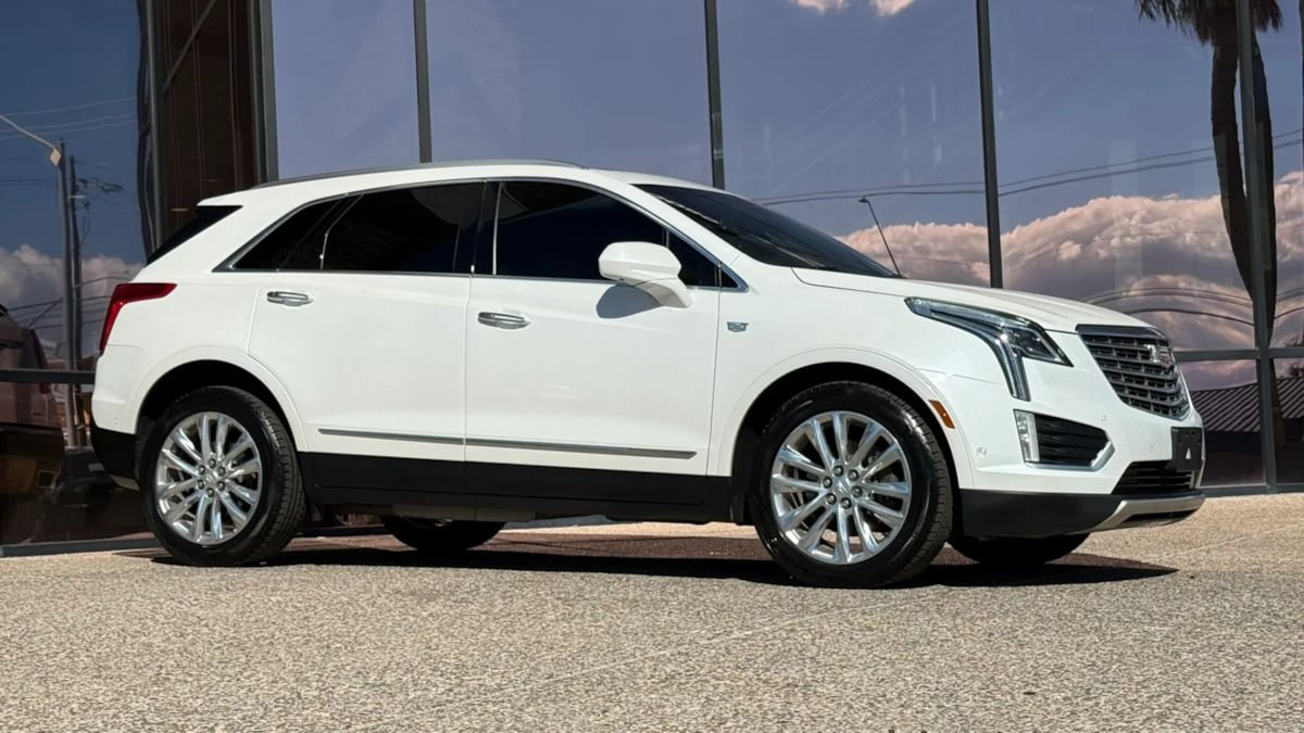 Used 2017 Cadillac XT5 Platinum w/ Driver Assist Package AWD/4WD image 16
