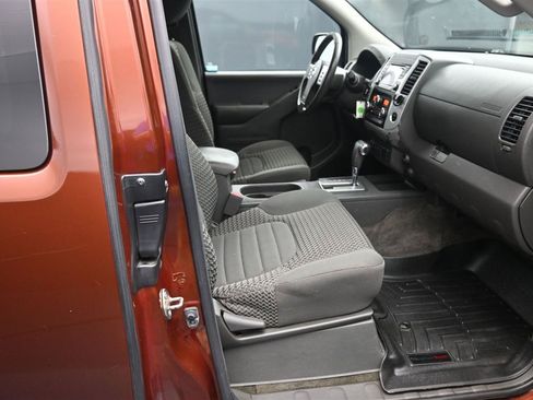 Used 2017 Nissan Frontier SV w/ SV Value Truck Package AWD/4WD image 9