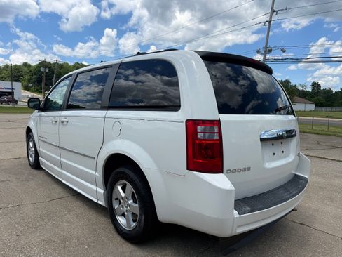 Used 2010 Dodge Grand Caravan SXT w/ Trailer Tow Group FWD image 4