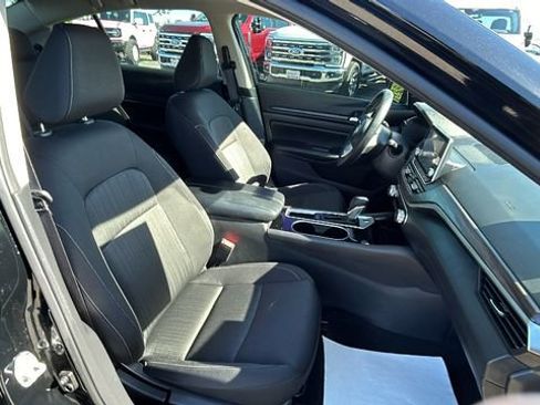 Used 2024 Nissan Altima 2.5 SV FWD image 11