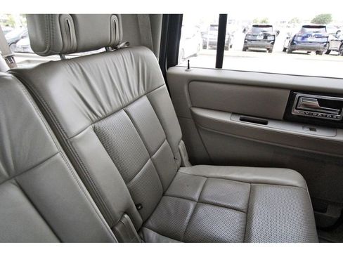 Used 2010 Lincoln Navigator L 2WD image 12