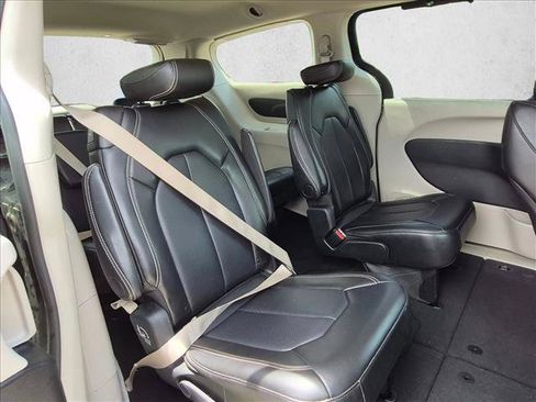 Used 2024 Chrysler Pacifica Touring-L FWD image 16