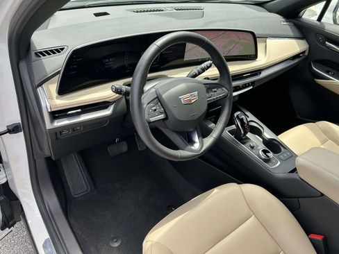 Used 2024 Cadillac XT4 Luxury w/ Cold Weather Package FWD image 17