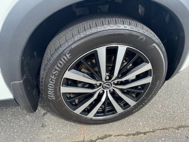 Used 2025 Nissan Pathfinder Platinum FWD image 11