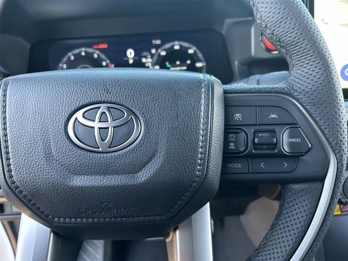 Used 2025 Toyota Tacoma TRD Sport w/ TRD Sport Upgrade Package image 17