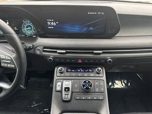Used 2023 Hyundai Palisade Limited w/ Winter Package image 17
