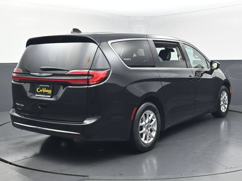 Used 2023 Chrysler Pacifica Touring-L FWD image 8
