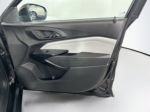 Used 2025 Chevrolet Trax LT w/ LT Convenience Package image 29