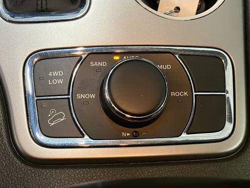Used 2018 Jeep Grand Cherokee Limited AWD/4WD image 26