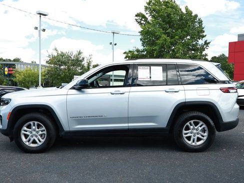 Used 2023 Jeep Grand Cherokee Laredo RWD image 9